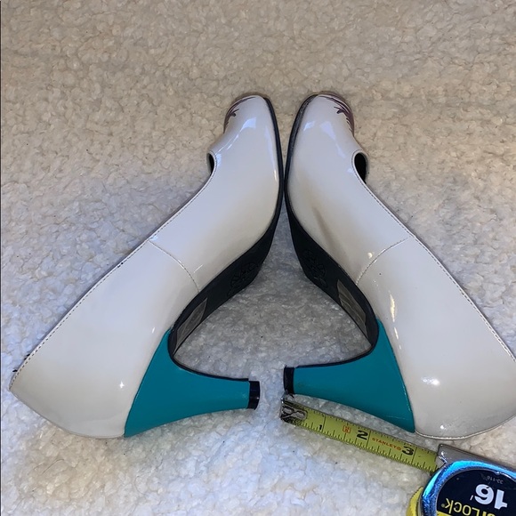 ModCloth Tuk Proudly Posh Feather Pumps Size 9 - Picture 3 of 5